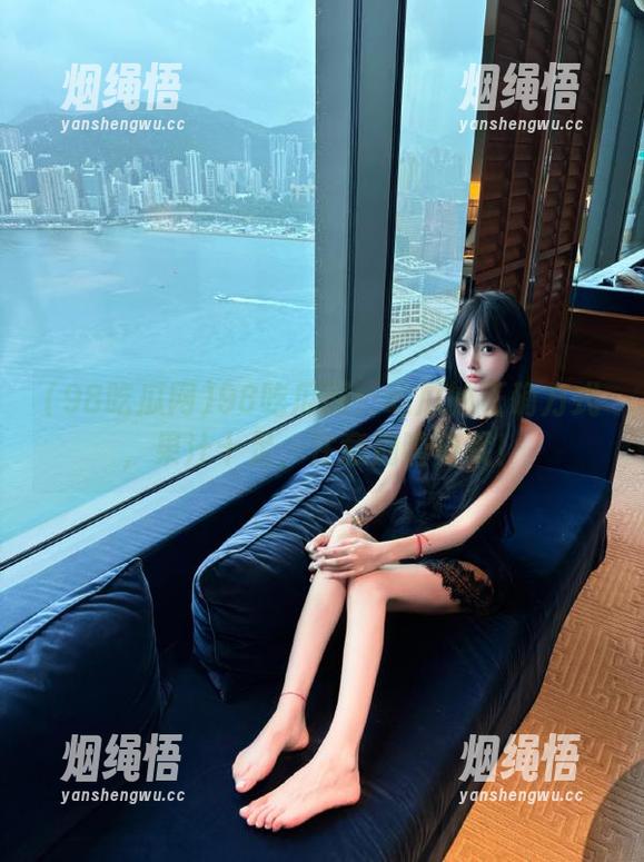 98吃瓜网：吃瓜的正确方式，果汁十足，注意别噎着哦！
