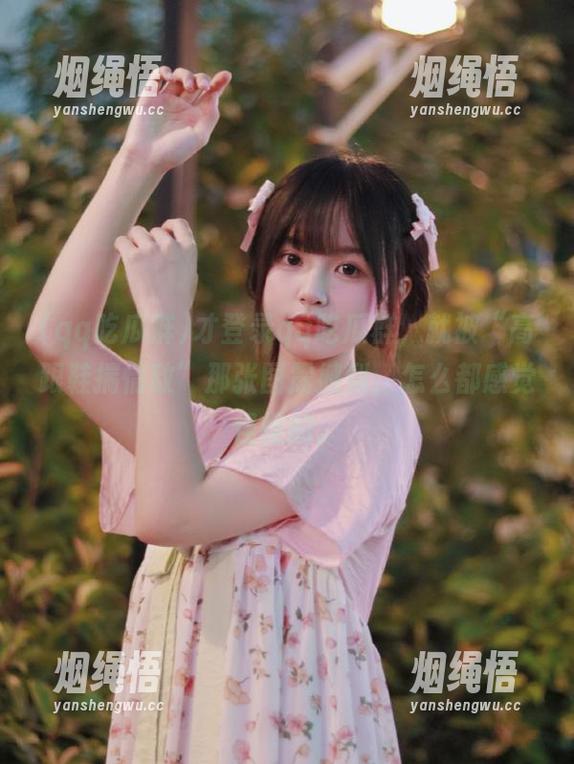 才登录qq吃瓜群，就被“高跟鞋揣情敌”那张图震撼到，怎么都感觉怪怪的。