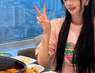 正在刷“黑料吃瓜网”的链接,心里默默期待有哪些最新的热点大瓜来搅动我的平静生活!
